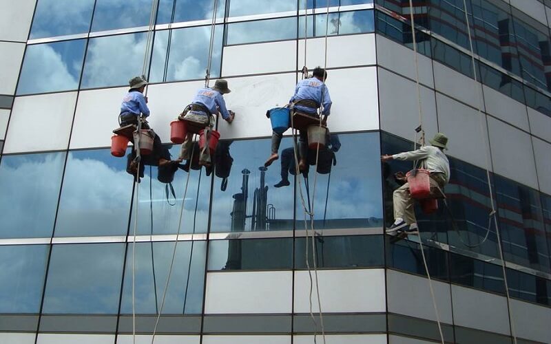 Quy trình Lau kính sạch, đơn giản, nhanh chóng Tuệ Tâm