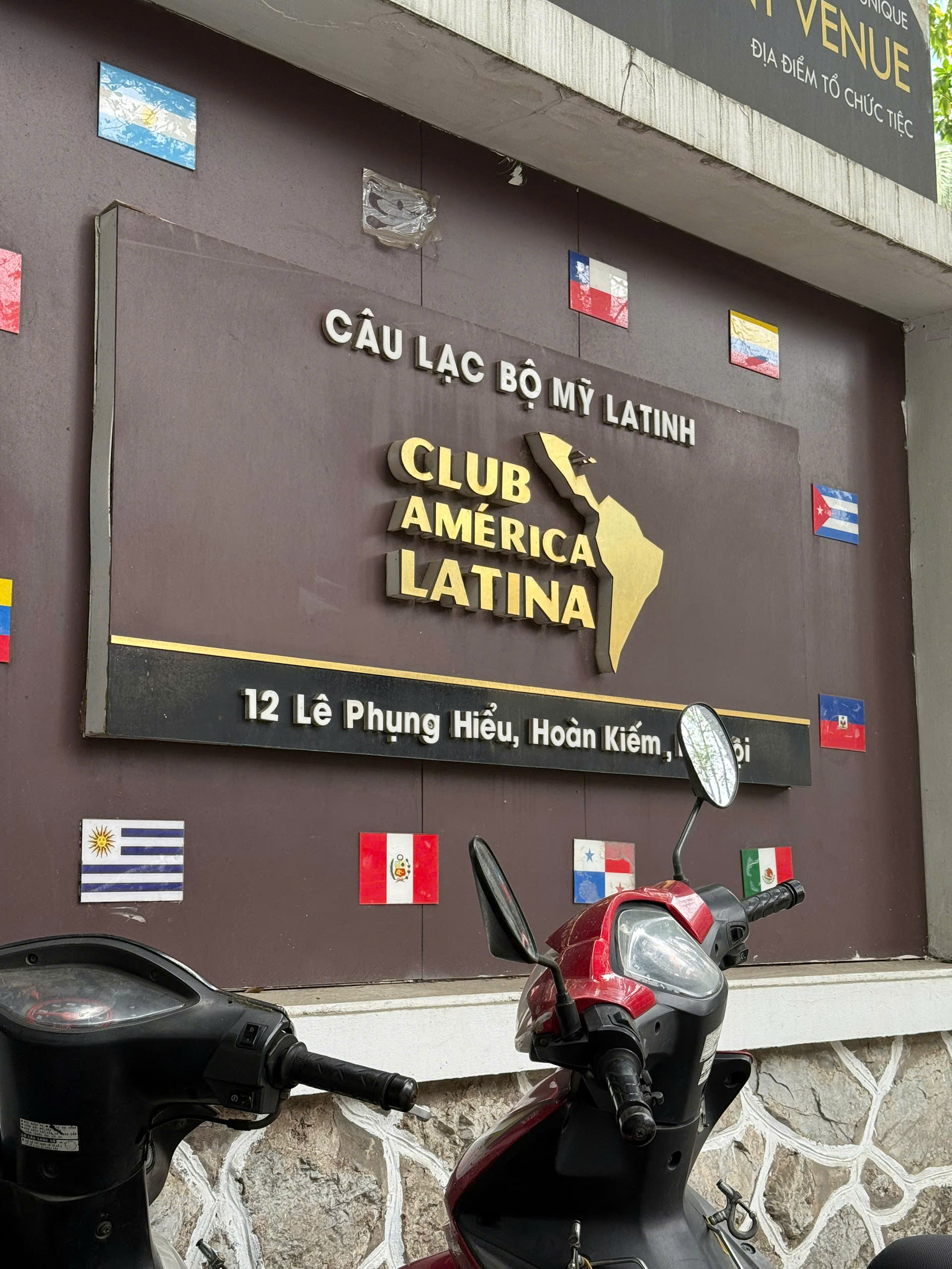 ve-sinh-ghe-da-phong-an-cau-lac-bo-my-latinh